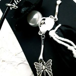 HILDIE & JO Charm BLACK HAT PEARL